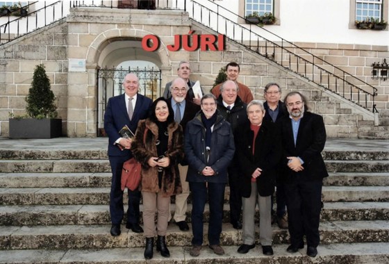 O Júri e entidades oficiais na escadaria do edifício da CMCB
